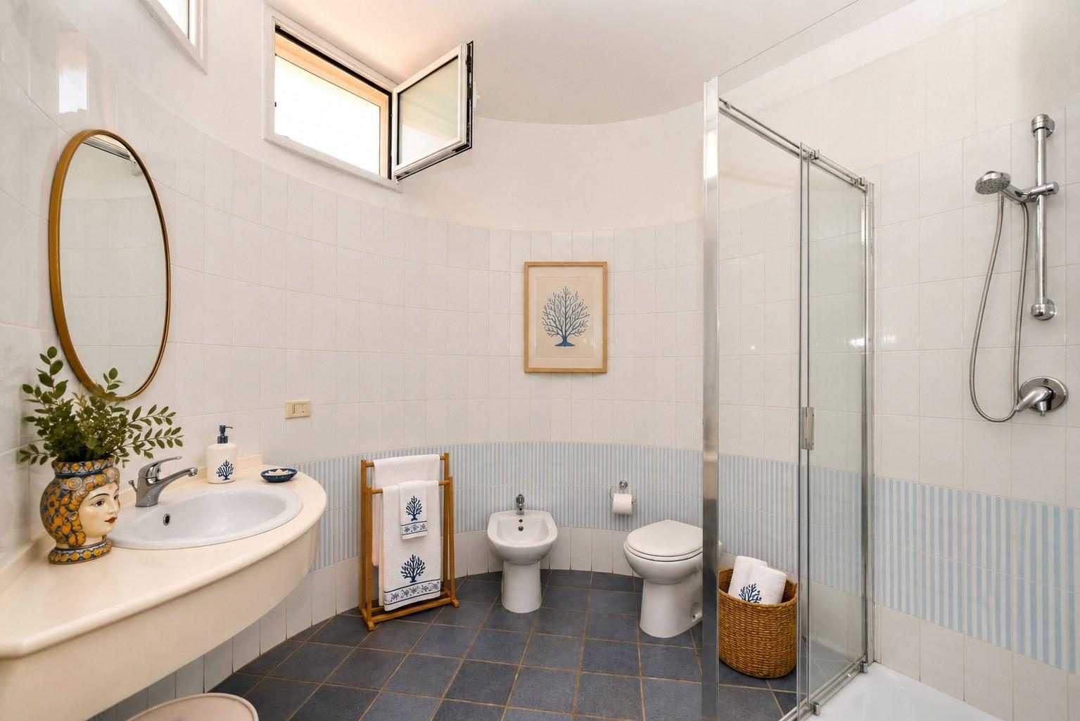 Bathroom with round mirror