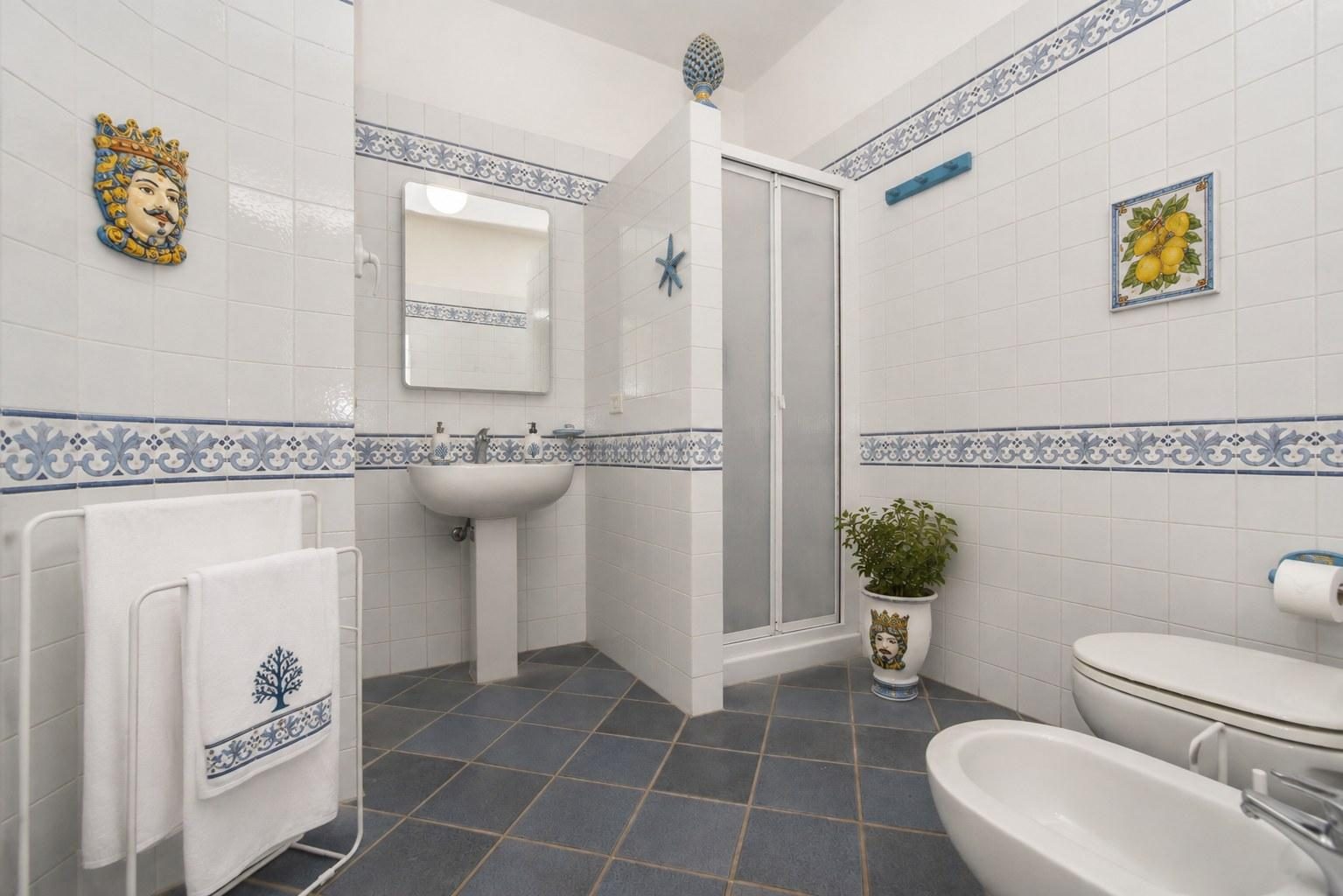 Bathroom with majolica tile detailing