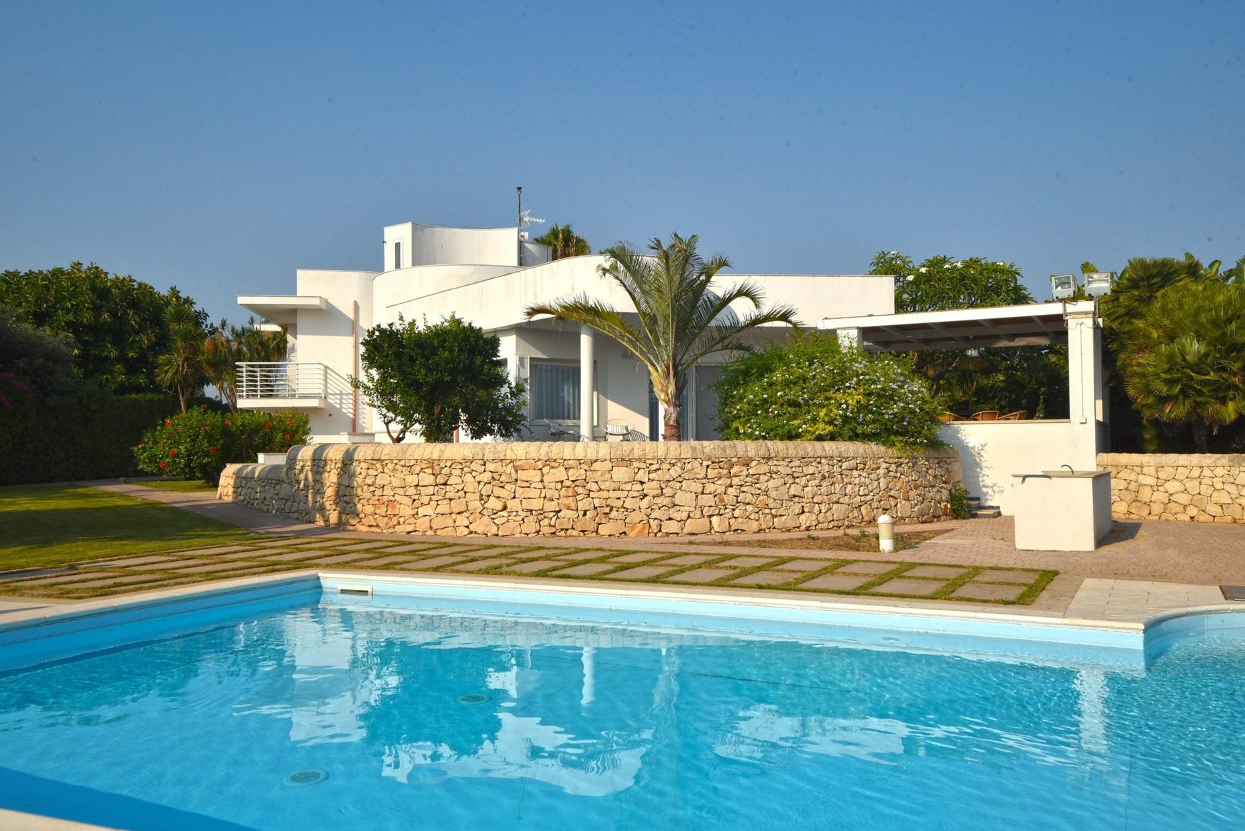 Villa Kaukana exterior and pool