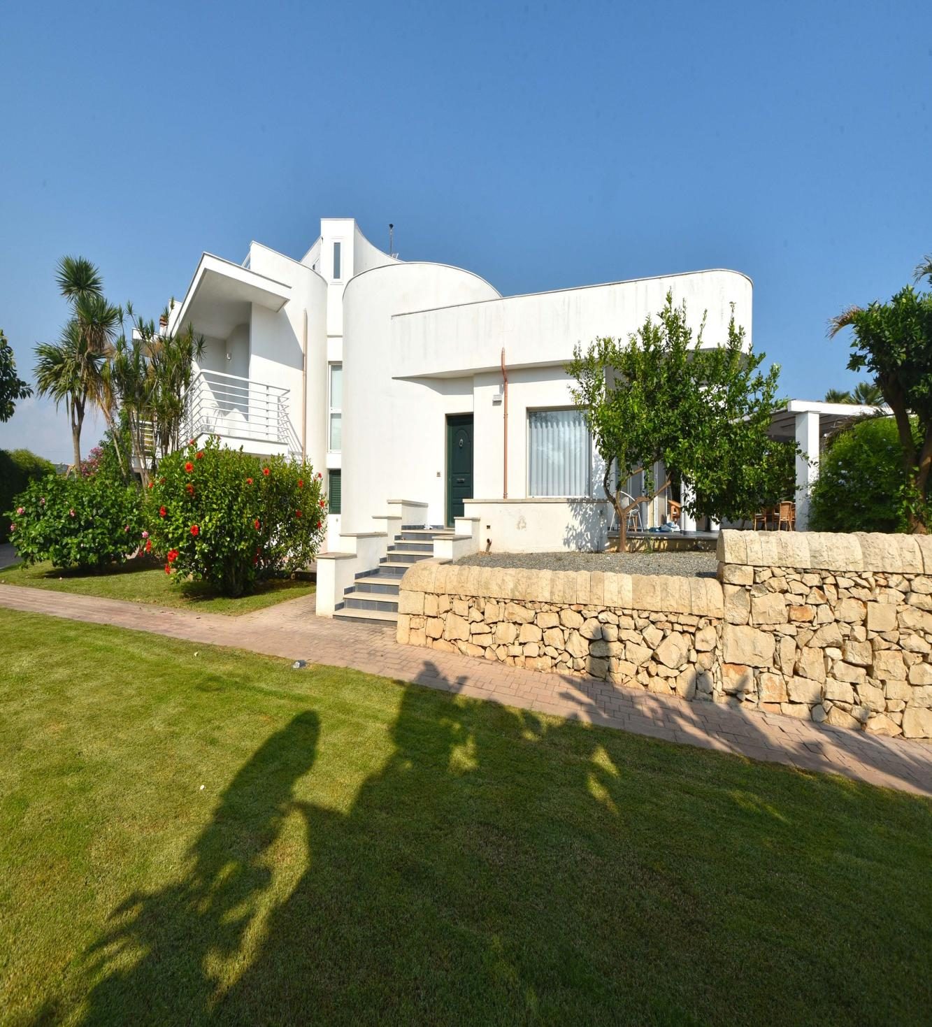 Villa Kaukana facade